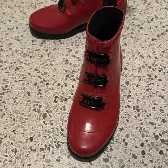 Sam & Libby Red Steel Shank Metal Clip Closures Rain Mud Boots - Picture 4 of 7